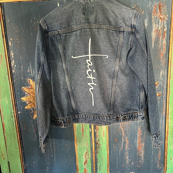 NWT Women's Blue Denim Jean Jacket w/ “Faith” embroidered Size Small - Picture 8 of 9